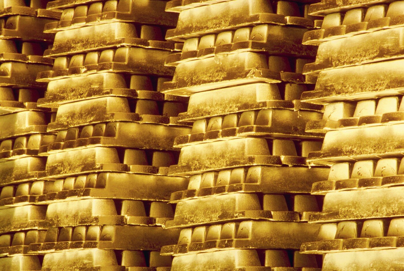 Почему олигархи скупают именно сейчас много золота?